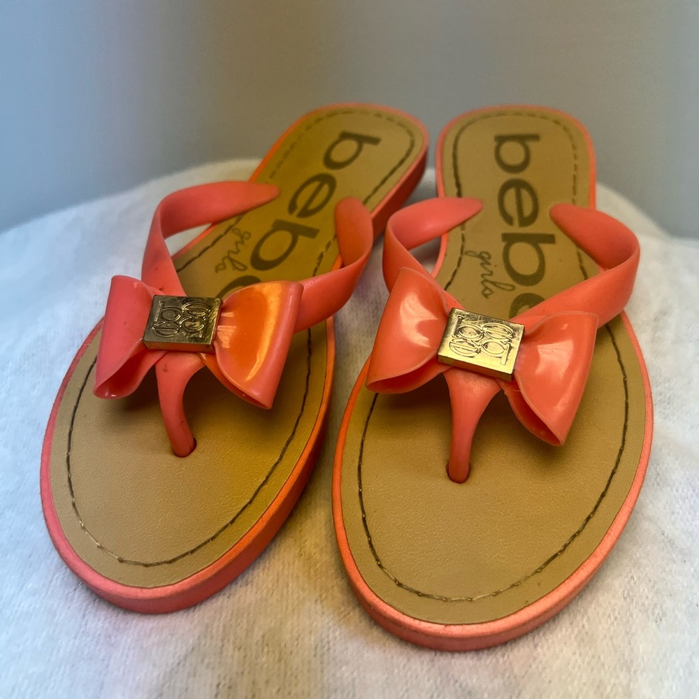 Bebe Girls Coral/ Gold Emblem flip flops, Size: Large 2-3, Pre-Owned